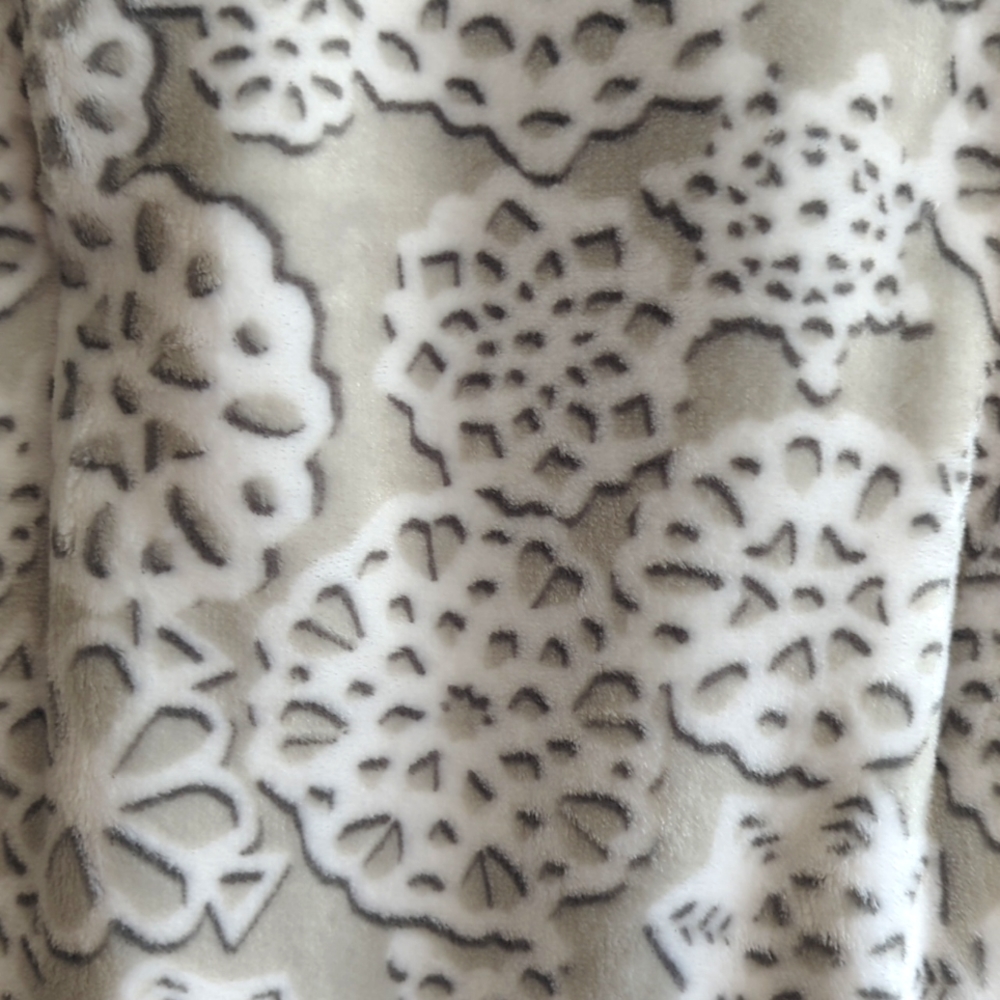 ❌SOLD❌Kate Spade Paper Snowflake Fleece Throw HTF - Picture 4 of 7